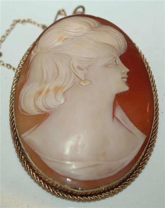 Modern 9ct gold cameo brooch(-)